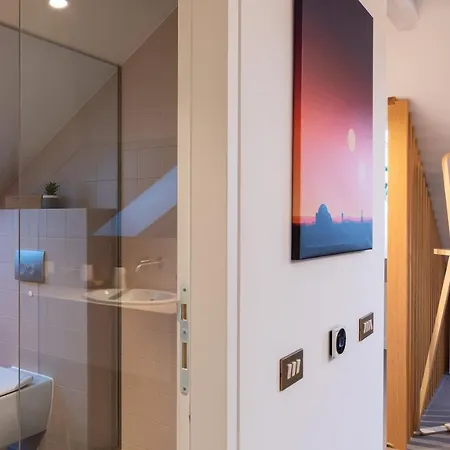 Deluxe Lights, Camera, Action! アパート *