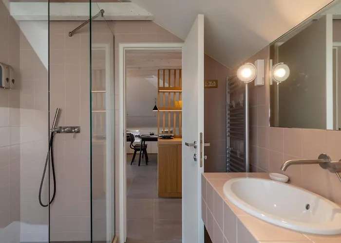 Apartman Deluxe Lights, Camera, Action! *