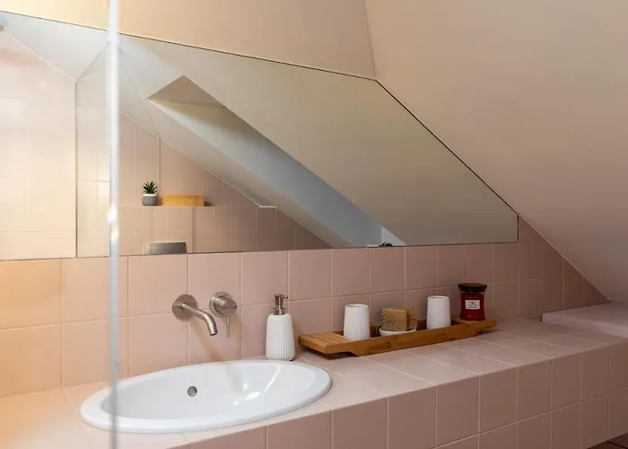 Apartman Deluxe Lights, Camera, Action! *